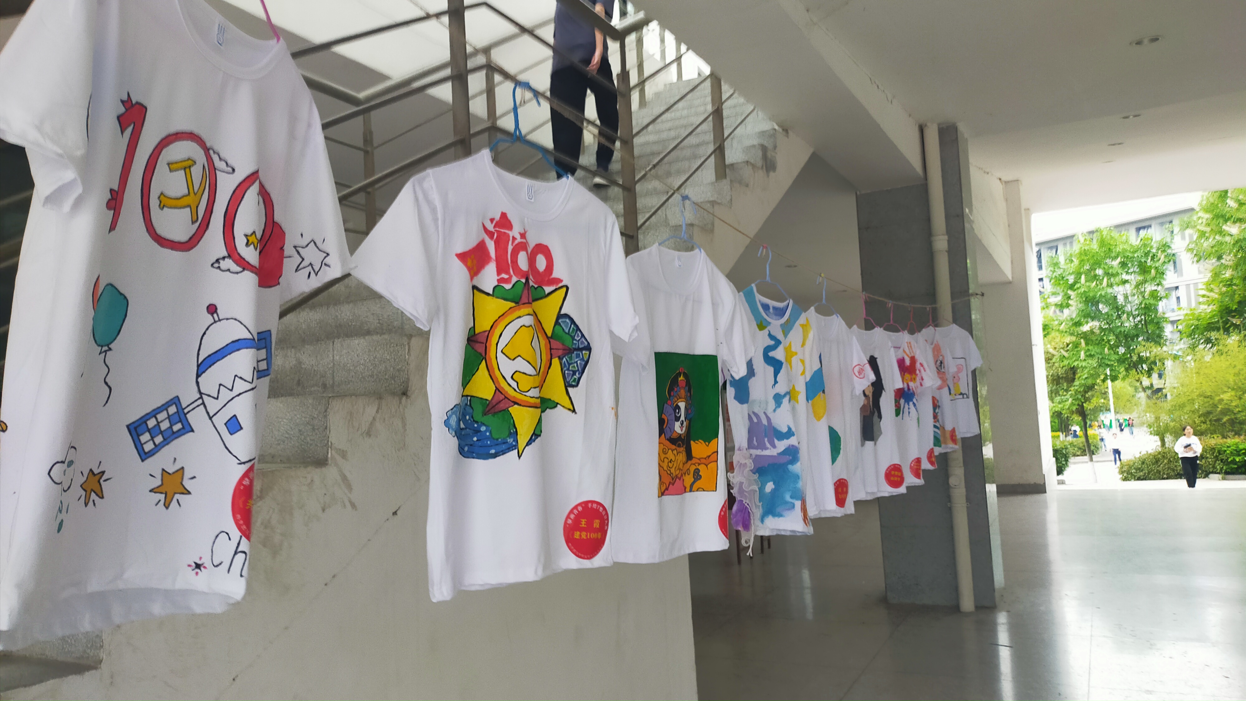 第八届校园文化艺术节"擘画青春"手绘t恤设计大赛成功举办