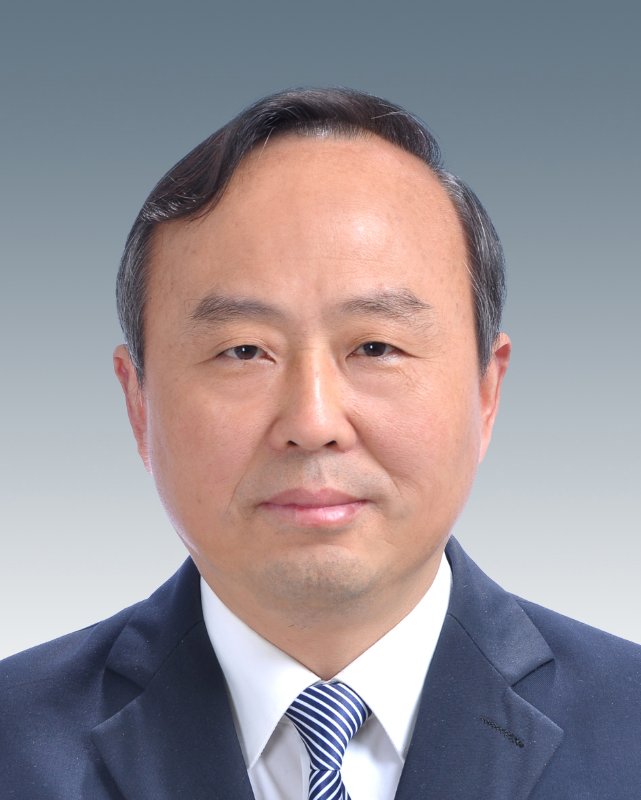 穿着西装的男人在微笑描述已自动生成