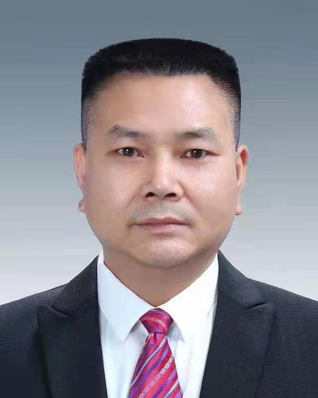 穿着西装的男孩描述已自动生成