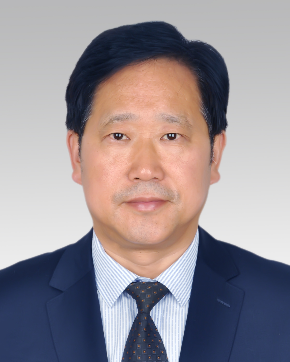 穿着西装的男人描述已自动生成
