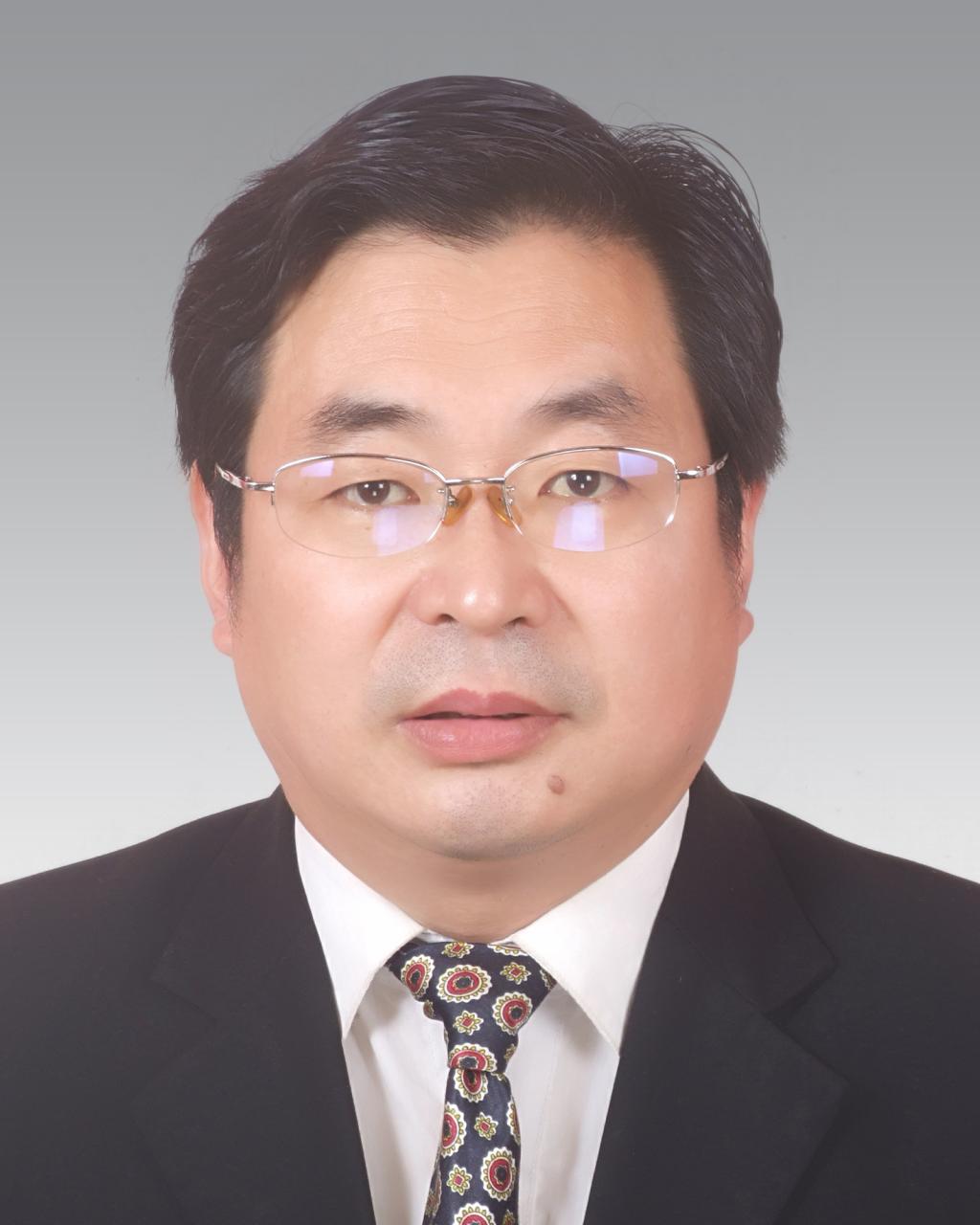穿着西装笔挺的男子描述已自动生成
