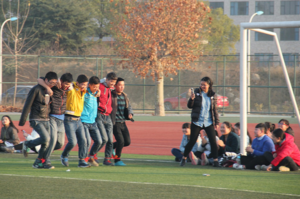 汉中职院农林科学与技术系举行六人七足趣味比赛活动