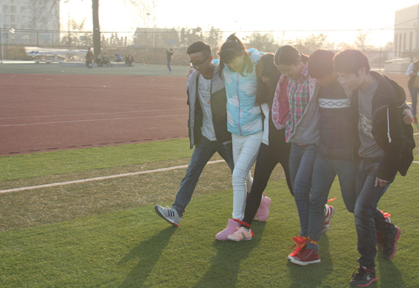 汉中职院农林科学与技术系举行六人七足趣味比赛活动